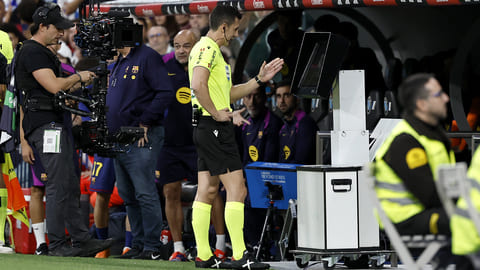 Simone Inzaghi celebrating with his Inter Milan players after beating Barcelona.